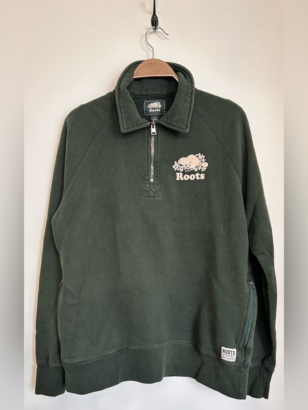 ROOTS 1/4 ZIP COLLARED SWEATSHIRT WITH ZIPPERED POCKETS